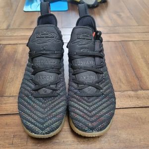 Nike Lebron Youth Basketball Shoes size 7Y